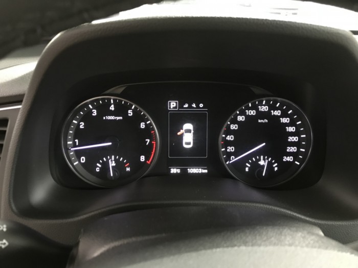 Bán Hyundai Elantra GLS 2.0AT màu trắng số tự động sản xuất 2017 biển Sài Gòn 1 chủ đi đúng 10.000km