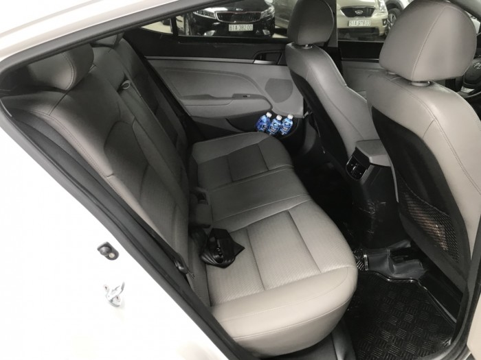 Bán Hyundai Elantra GLS 2.0AT màu trắng số tự động sản xuất 2017 biển Sài Gòn 1 chủ đi đúng 10.000km