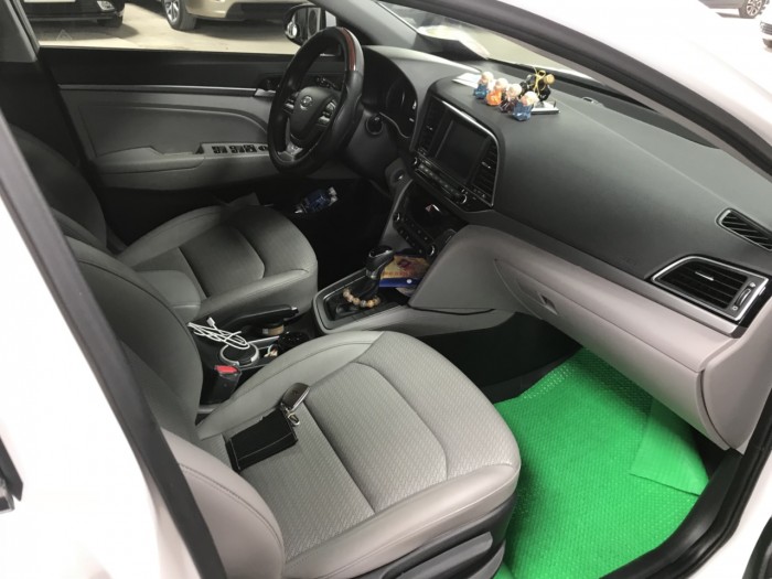 Bán Hyundai Elantra GLS 2.0AT màu trắng số tự động sản xuất 2017 biển Sài Gòn 1 chủ đi đúng 10.000km