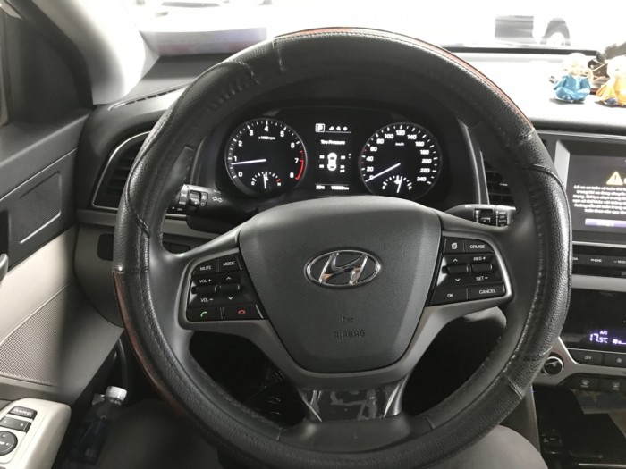 Bán Hyundai Elantra GLS 2.0AT màu trắng số tự động sản xuất 2017 biển Sài Gòn 1 chủ đi đúng 10.000km