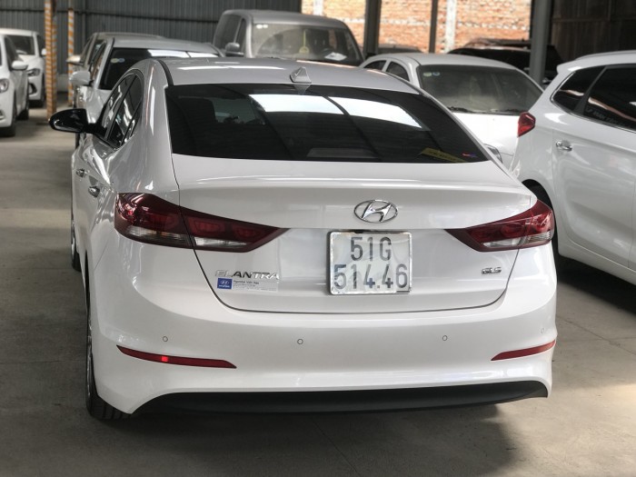 Bán Hyundai Elantra GLS 2.0AT màu trắng số tự động sản xuất 2017 biển Sài Gòn 1 chủ đi đúng 10.000km