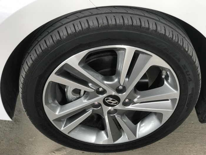 Bán Hyundai Elantra GLS 2.0AT màu trắng số tự động sản xuất 2017 biển Sài Gòn 1 chủ đi đúng 10.000km