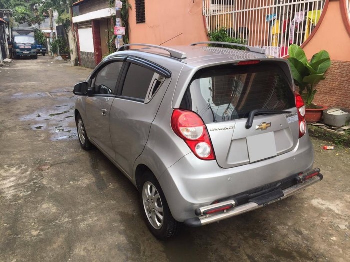Bán gấp Chevrolet Spark LTZ 2015 màu bạc zin nguyên đẹp.