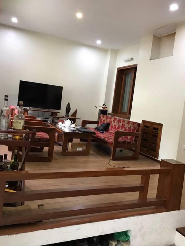 Chính chủ bán nhà đẹp Hoàng Cầu, ngõ thông, mặt tiền 6.5m