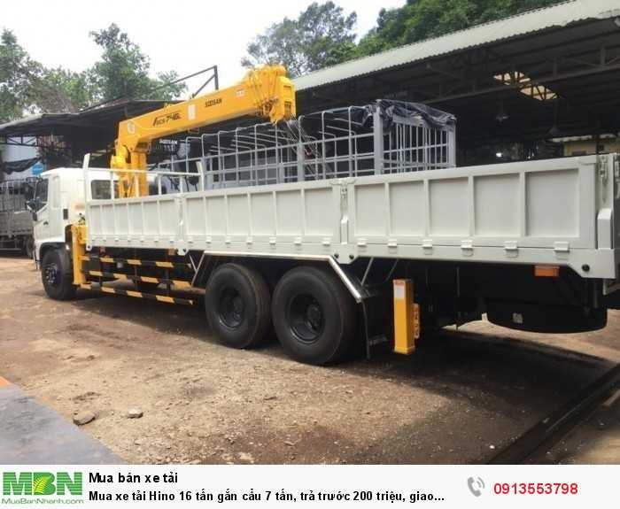 Mua xe tải Hino 16 tấn gắn cẩu 7 tấn, trả trước 200 triệu, giao xe ngay