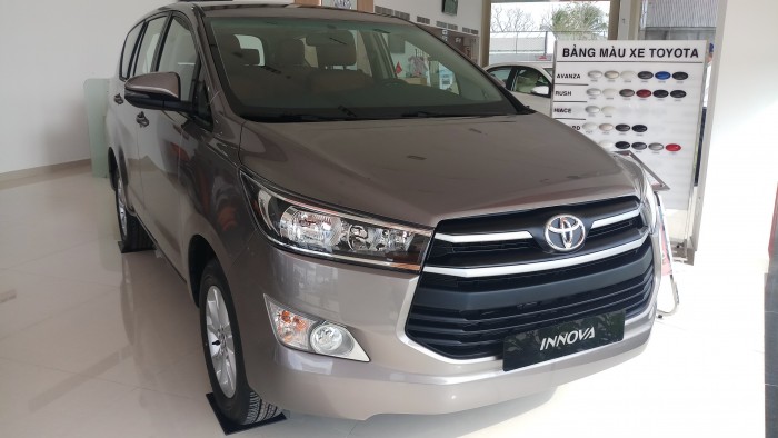 Xe innova mới 100%, sản xuất năm 2018 màu Đồng, có xe giao ngay