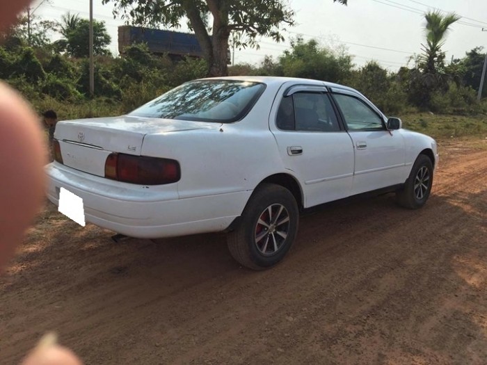 Đổi xe cần bán Camry 1993, số sàn, màu trắng, zin như cục bin