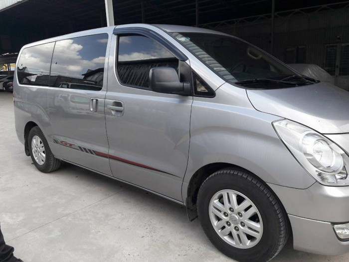 Cần bán Starex 2017, số sàn, máy dầu. màu bạc, 9 chổ ngồi