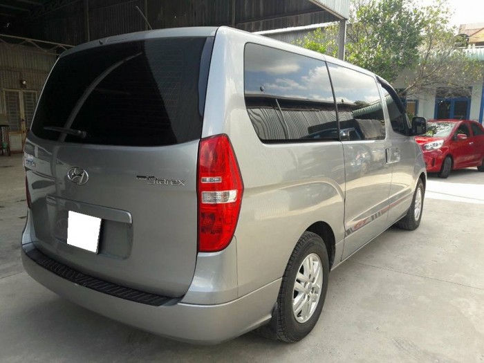 Cần bán Starex 2017, số sàn, máy dầu. màu bạc, 9 chổ ngồi