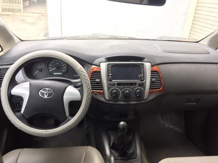 Bán em Toyota Innova E số sàn 2013 màu bạc
