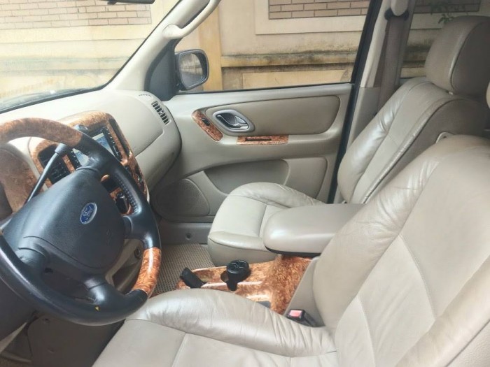 Bán chiếc xe Ford Escape 2008 màu đen.tự động 4 cấp