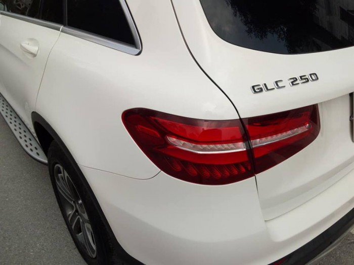 Cần bán xe Mercedes GLC 250 2017 màu trắng cực đẹp,