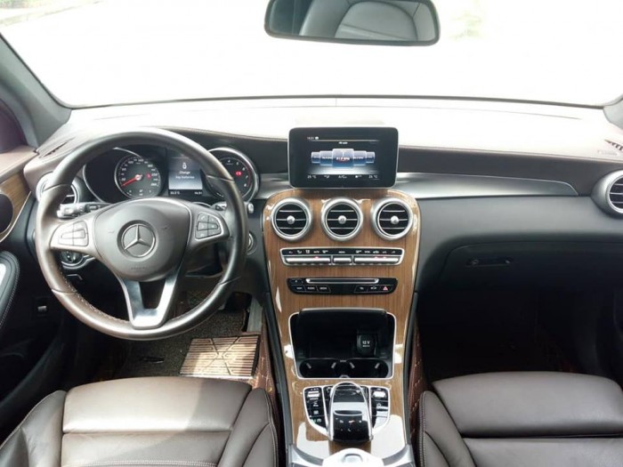 Cần bán xe Mercedes GLC 250 2017 màu trắng cực đẹp,