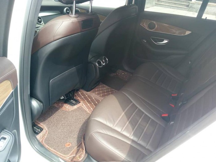 Cần bán xe Mercedes GLC 250 2017 màu trắng cực đẹp,