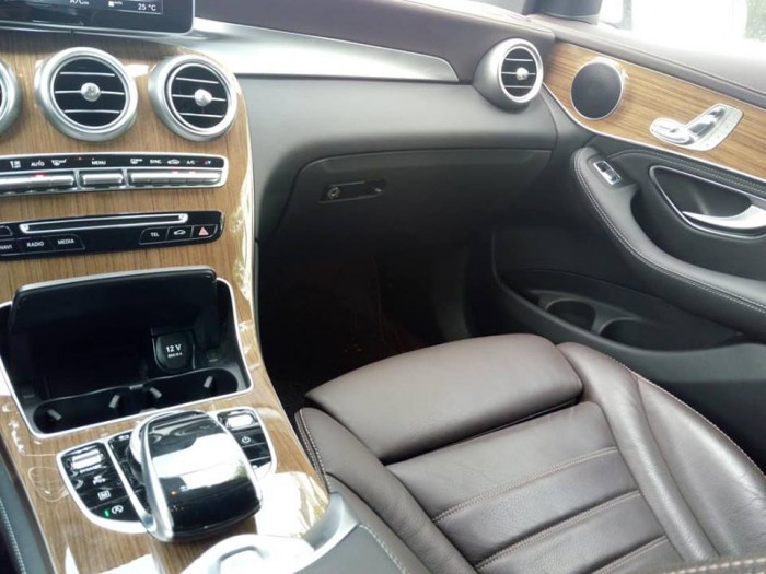 Cần bán xe Mercedes GLC 250 2017 màu trắng cực đẹp,