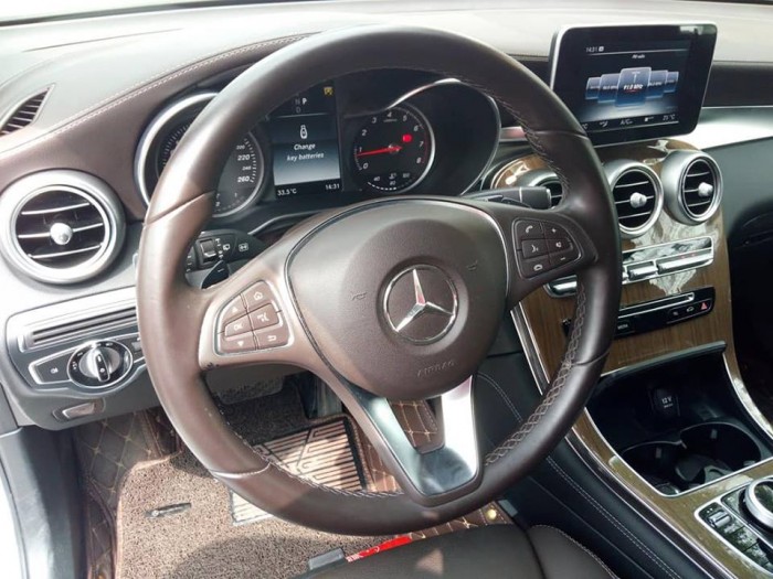 Cần bán xe Mercedes GLC 250 2017 màu trắng cực đẹp,
