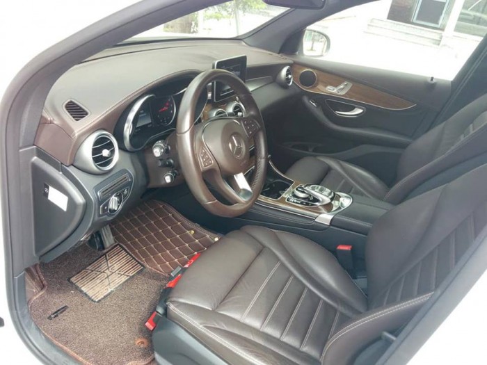 Cần bán xe Mercedes GLC 250 2017 màu trắng cực đẹp,