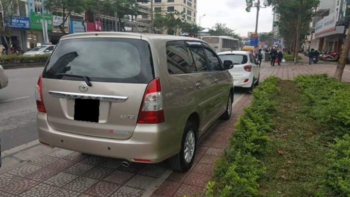 Gia đình cần bán Innova 2013, số sàn, máy xăng, màu vàng cát, nhà ít sử dụng
