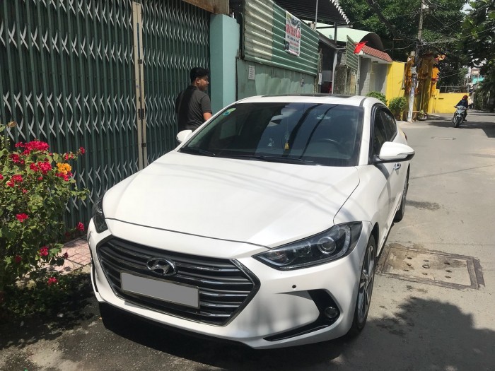 Cần bán xe Hyundai Elantra cuối 2017 màu trắng bản full 2.0 tự động
