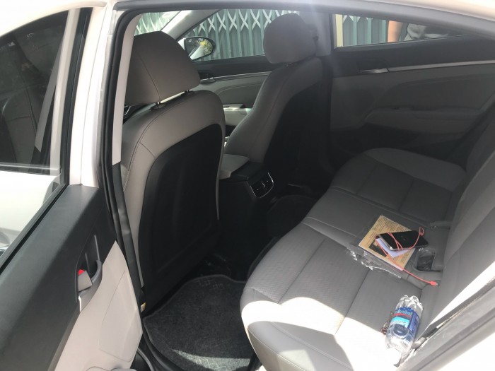 Cần bán xe Hyundai Elantra cuối 2017 màu trắng bản full 2.0 tự động