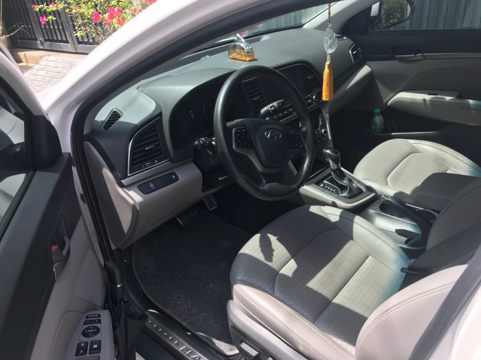 Cần bán xe Hyundai Elantra cuối 2017 màu trắng bản full 2.0 tự động