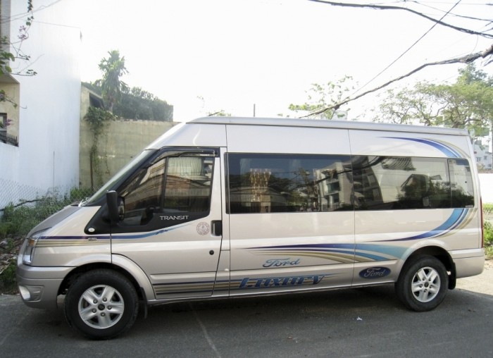 Cần bán xe Ford Transit 2017 đăng kí 2018 dầu, số sàn, màu bạc