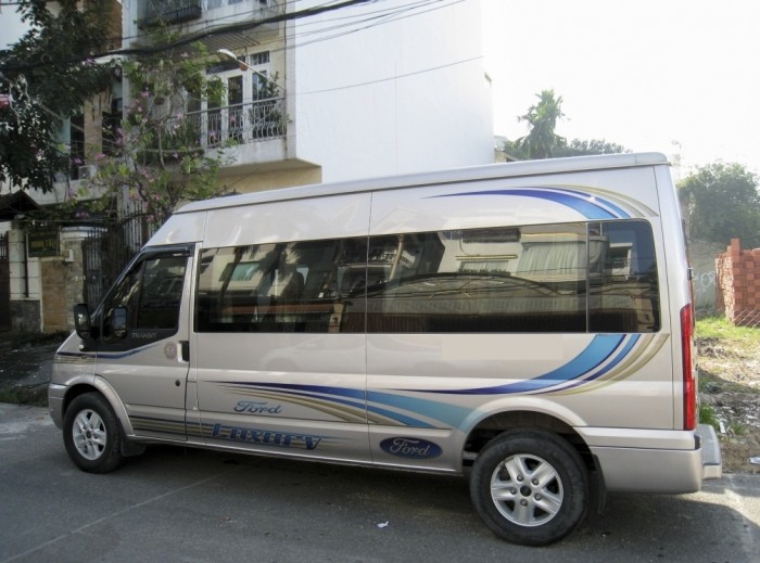 Cần bán xe Ford Transit 2017 đăng kí 2018 dầu, số sàn, màu bạc