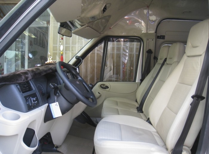 Cần bán xe Ford Transit 2017 đăng kí 2018 dầu, số sàn, màu bạc