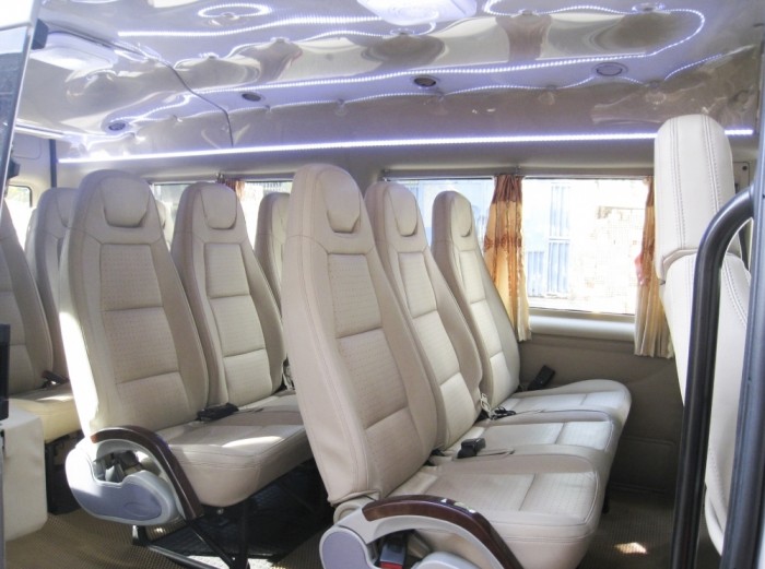 Cần bán xe Ford Transit 2017 đăng kí 2018 dầu, số sàn, màu bạc