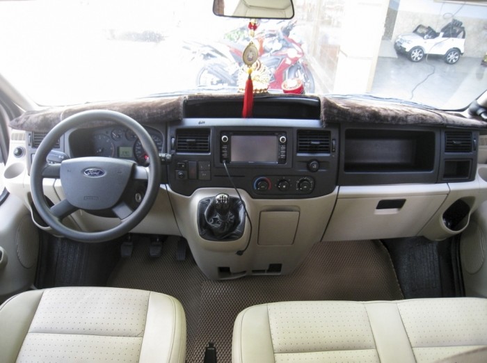 Cần bán xe Ford Transit 2017 đăng kí 2018 dầu, số sàn, màu bạc