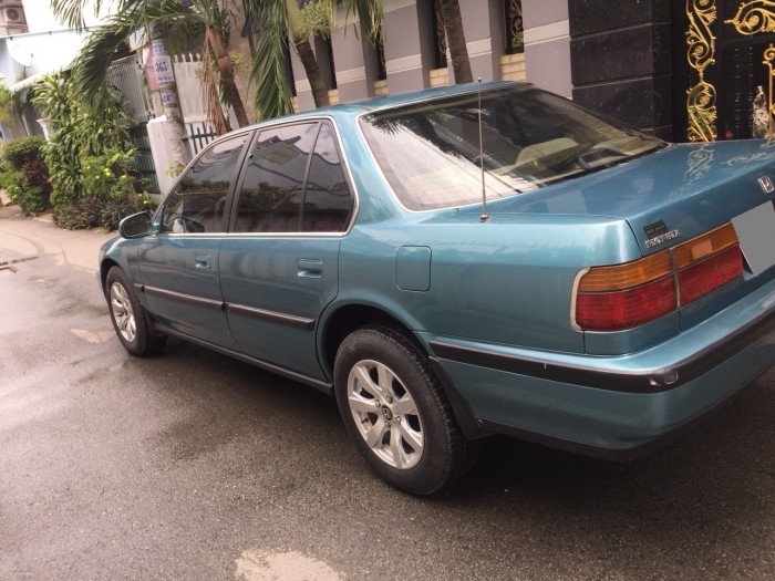 Bán em Honda Accord màu xanh sx 1993 xe còn rất đẹp.