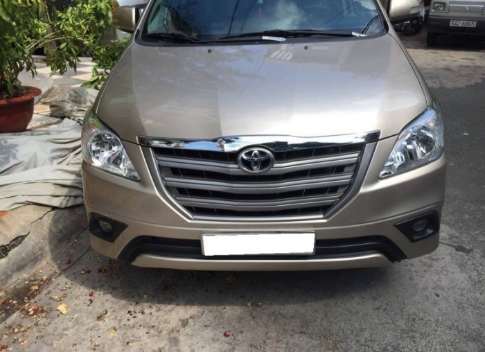 Gia đình cần bán Innova 2016, số sàn màu vàng cát, odo đúng 37.000km