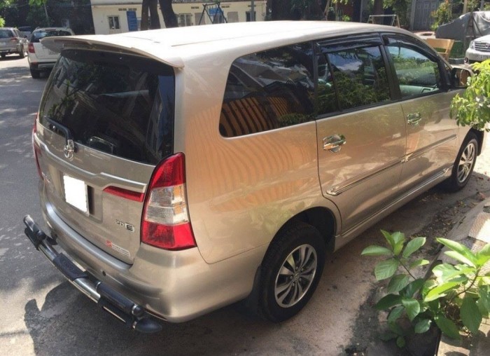 Gia đình cần bán Innova 2016, số sàn màu vàng cát, odo đúng 37.000km