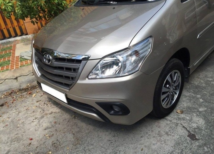 Gia đình cần bán Innova 2016, số sàn màu vàng cát, odo đúng 37.000km