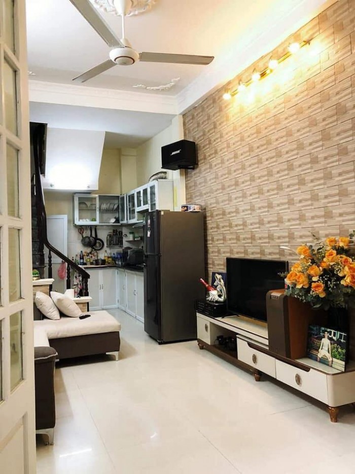 Bán nhà đẹp phố Tôn Thất Tùng, gần siêu thị, trường học
