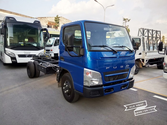 Xe tải 2.1 tấn FUSO CANTER 4.99 màu xanh, đời 2018, hỗ trợ trả góp