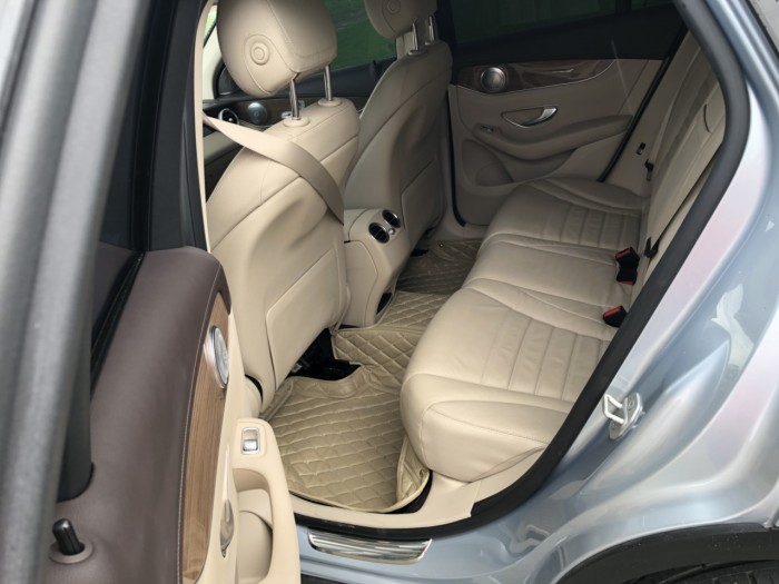 Bán em Mercedes GLC250 AMG 2017 lăn bánh 23.000km, màu xanh bạc