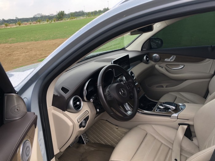 Bán em Mercedes GLC250 AMG 2017 lăn bánh 23.000km, màu xanh bạc