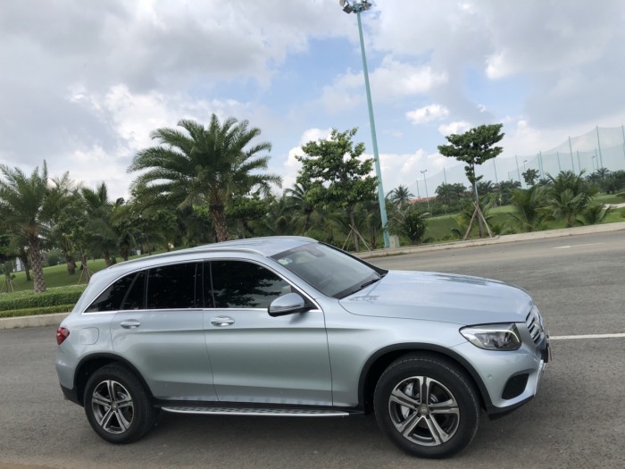 Bán em Mercedes GLC250 AMG 2017 lăn bánh 23.000km, màu xanh bạc