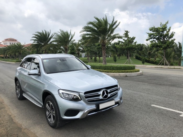 Bán em Mercedes GLC250 AMG 2017 lăn bánh 23.000km, màu xanh bạc