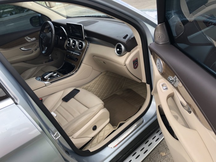 Bán em Mercedes GLC250 AMG 2017 lăn bánh 23.000km, màu xanh bạc