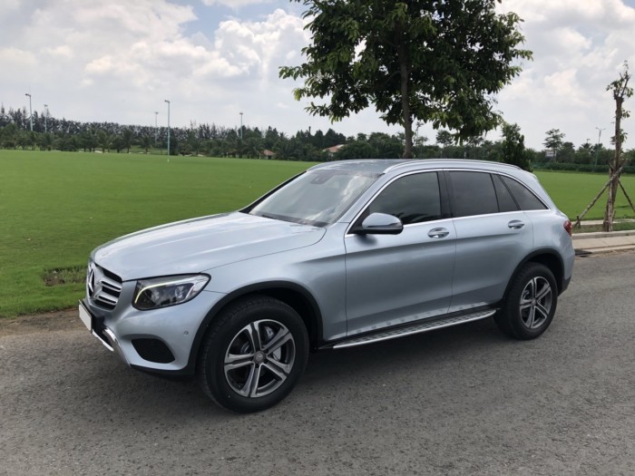 Bán em Mercedes GLC250 AMG 2017 lăn bánh 23.000km, màu xanh bạc