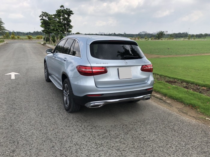 Bán em Mercedes GLC250 AMG 2017 lăn bánh 23.000km, màu xanh bạc
