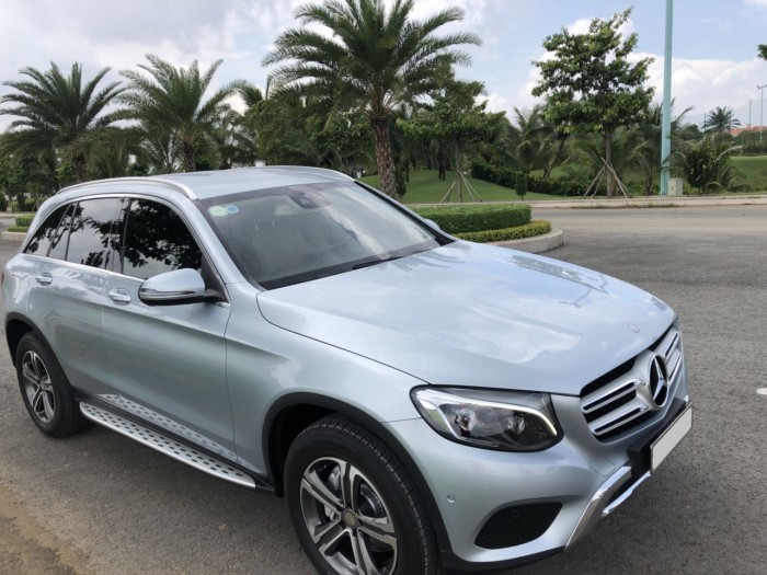 Bán em Mercedes GLC250 AMG 2017 lăn bánh 23.000km, màu xanh bạc