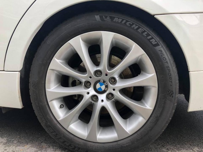 Bán em BMW 320i màu trắng dk 12/2009 tự động chạy cực đã