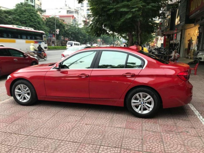 Bán BMW 3 Series 320i sản xuất 2016 đăng ký 05.2018 màu đỏ Biển Hà Nội.