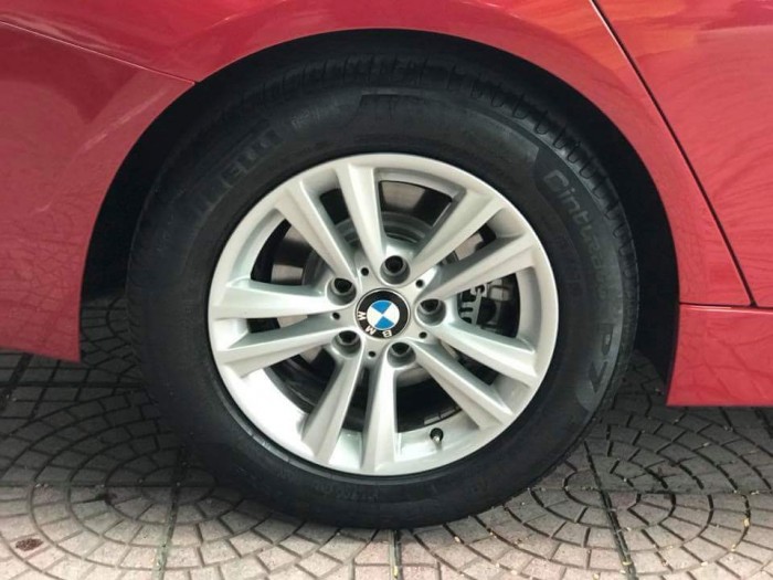 Bán BMW 3 Series 320i sản xuất 2016 đăng ký 05.2018 màu đỏ Biển Hà Nội.