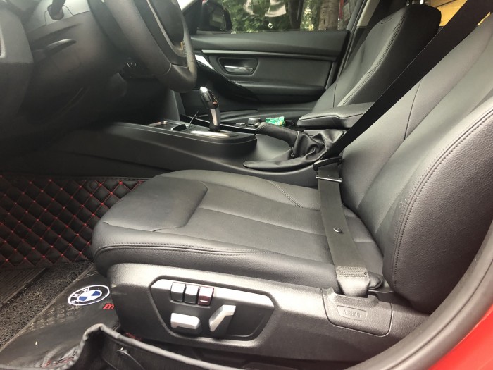 Bán BMW 3 Series 320i sản xuất 2016 đăng ký 05.2018 màu đỏ Biển Hà Nội.