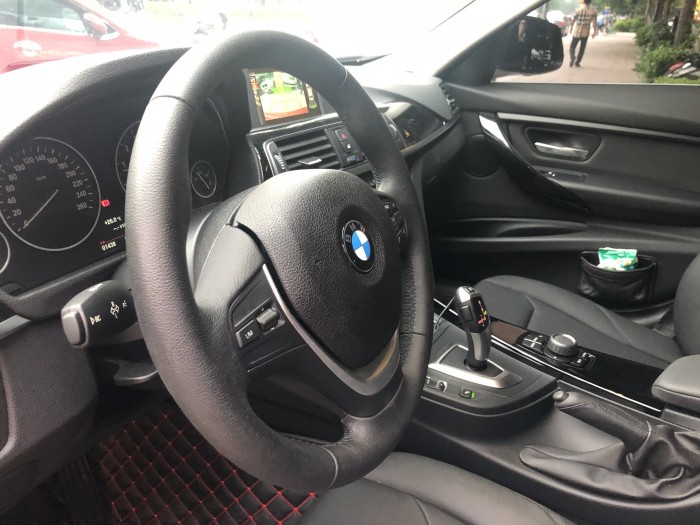Bán BMW 3 Series 320i sản xuất 2016 đăng ký 05.2018 màu đỏ Biển Hà Nội.