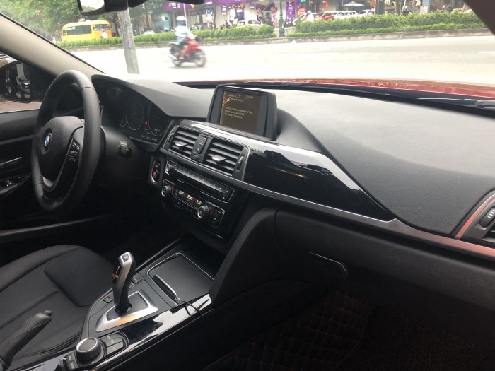 Bán BMW 3 Series 320i sản xuất 2016 đăng ký 05.2018 màu đỏ Biển Hà Nội.